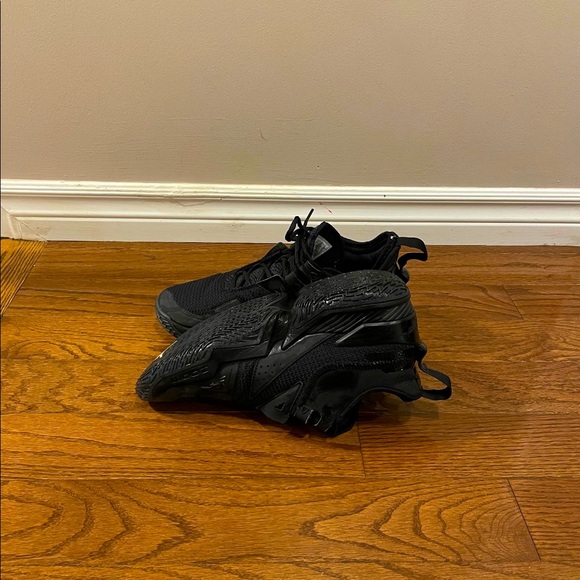 Mens Jordans Shoes - Picture 3 of 5